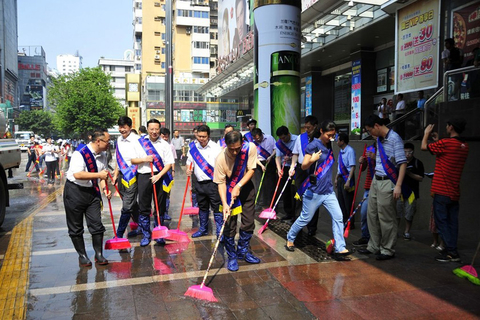 8月28日，志愿者清扫马路。   高殿华/东方IC