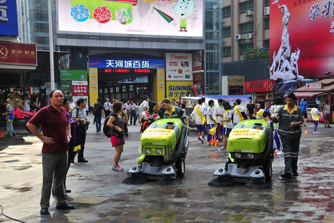 8月28日，志愿者清扫马路。   高殿华/东方IC