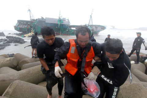 中国渔船在韩海域遇险 33人落水18人获救