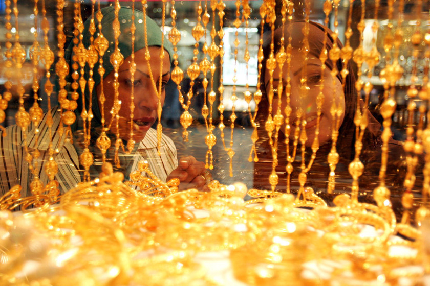 （资料图）2007年3月17日，迪拜黄金首饰市场，女士在挑选黄金珠宝。KARIM SAHIB/东方IC _实拍迪拜阔气十足黄金市场