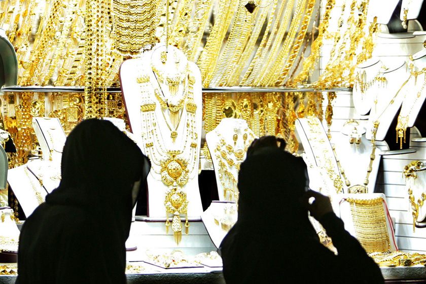 （资料图）2007年5月7日，阿联酋迪拜，行人路过黄金首饰商店。   KARIM SAHIB/东方IC _实拍迪拜阔气十足黄金市场