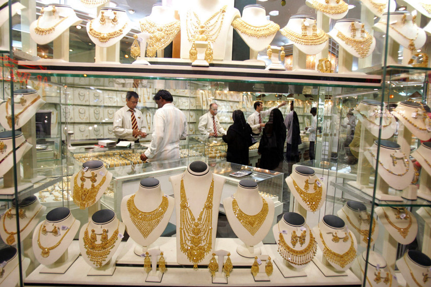 （资料图）2007年5月7日，迪拜黄金首饰市场，顾客在选购饰品。  KARIM SAHIB/东方IC _实拍迪拜阔气十足黄金市场