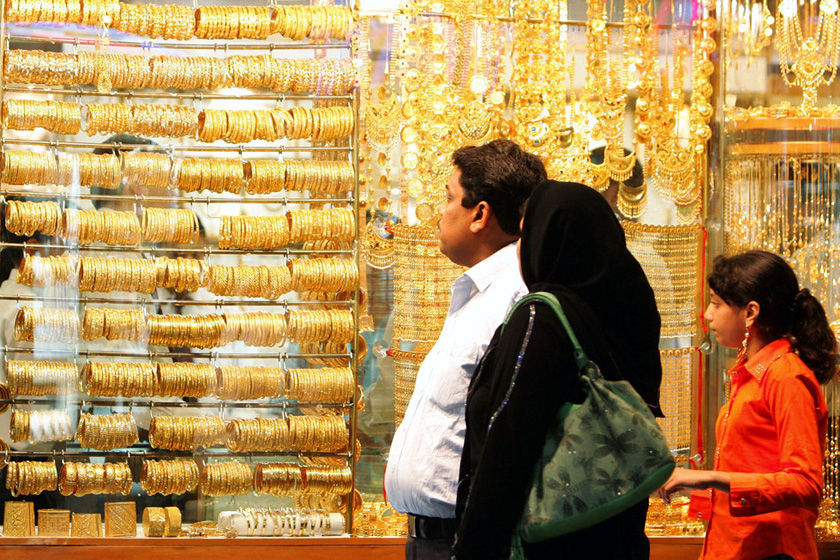 （资料图）2007年5月7日，迪拜黄金首饰市场，一家黄金首饰店橱窗里展示的黄金饰品。  KARIM SAHIB/东方IC _实拍迪拜阔气十足黄金市场