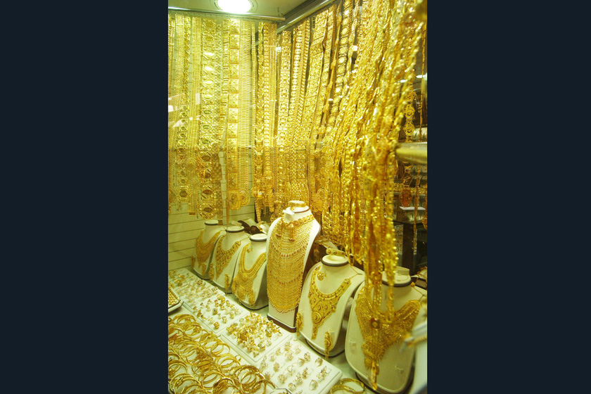 （资料图）2008年2月18日，阿联酋迪拜，黄金珠宝首饰市场。  东方IC _实拍迪拜阔气十足黄金市场