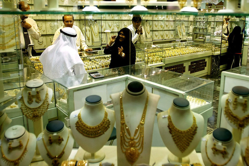 （资料图）2008年10月28日，迪拜，黄金珠宝首饰市场。  KARIM SAHIB/东方IC _实拍迪拜阔气十足黄金市场