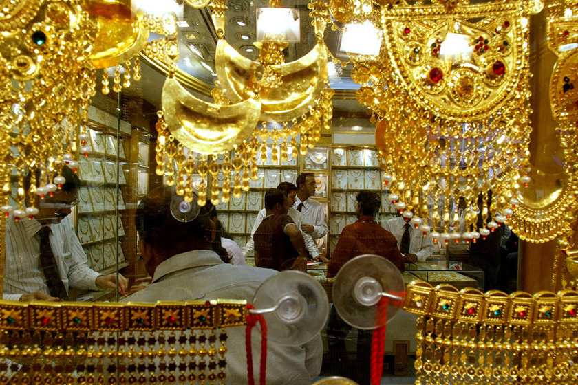 （资料图）2008年10月28日，迪拜，黄金珠宝首饰市场。  KARIM SAHIB/东方IC _实拍迪拜阔气十足黄金市场