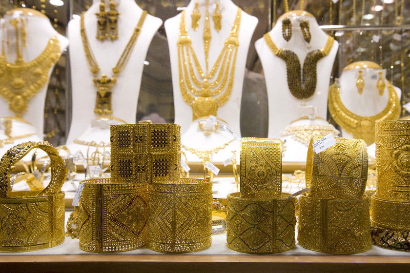 （资料图）2009年11月16日，迪拜黄金首饰市场，一家黄金首饰店橱窗里展示的黄金饰品。  ALESSANDRO DELLA BELLA/东方IC _实拍迪拜阔气十足黄金市场