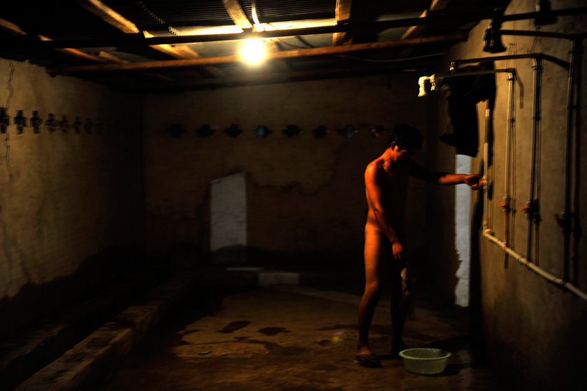 8月22日，郑州，炎热的夏日，汗流浃背的农民工回到宿舍提一点热水在厕所里擦个身，缓解一天的疲劳。  华商报胡国庆/CFP_农民工夫妻生活现实