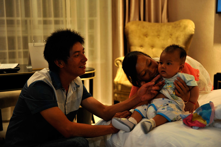 8月23日，郑州，入住星级酒店的沙马伍且说，儿子要是能在这样的环境里出生那该有多好呀。  华商报胡国庆/CFP_农民工夫妻生活现实