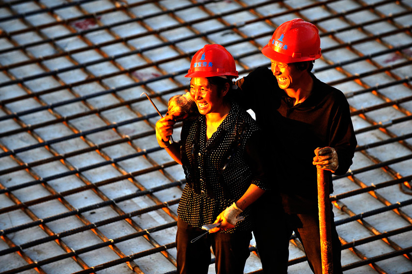 8月22日，郑州，在这处建筑工地，有十几对这样的农民工夫妻，他们每天朝夕相处，奋战在建筑工地。在风调雨顺的情况下，每月有4000元收入。  华商报胡国庆/CFP_农民工夫妻生活现实