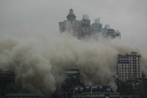 重庆朝天门地标建筑爆破拆除