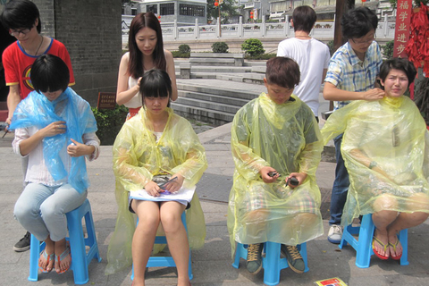 广州女生剃光头抗议高招性别歧视