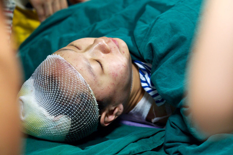 2012年9月3日上午10时，一名20多岁的年轻男性带着刀具冲进深圳鹏程医院二楼耳鼻喉科，对正在工作的医生、护士、导医和保安等四人进行砍杀，造成他们不同程度受伤。图为被砍伤的医护人员在接受治疗。 东方IC