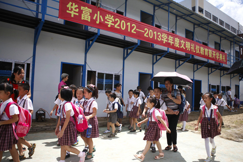 9月3日，深圳，华富小学一二年级10个班400多名师生在板房内上课。  安静山/东方IC