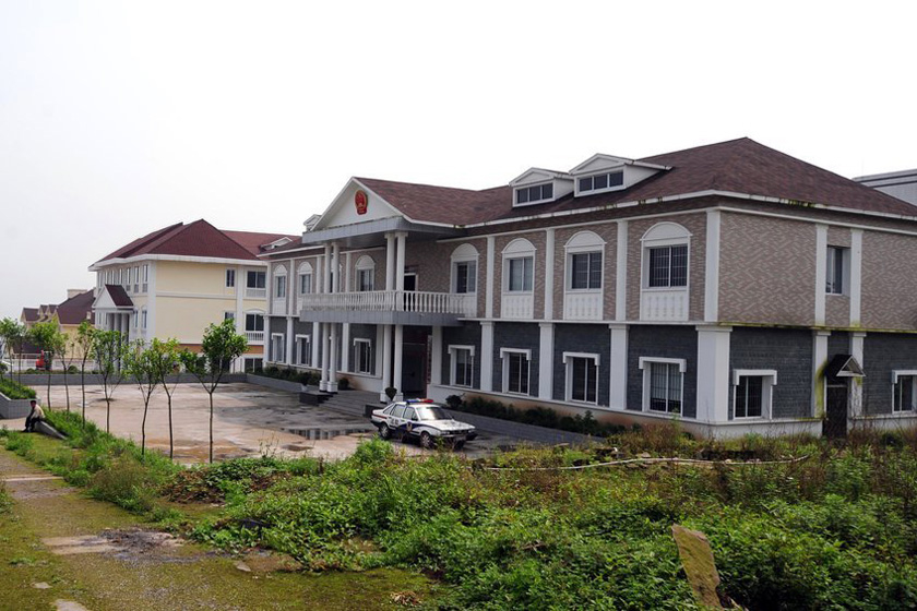 2009年4月28日，重庆涪陵区李渡镇，新建的地税、国税、镇法庭修得像别墅。  重庆晚报冉文/东方IC_各地豪华办公大楼