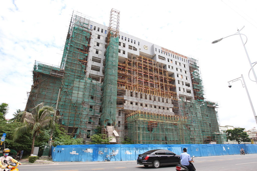 2012年6月26日，海南三亚中院装修未完工的办公楼。海南省三亚市中级人民法院的办公楼本打算花费4000余万元进行装修，让人意外的是，在装修过程中，大楼主体出现倾斜，楼体严重超负荷。  海棠/东方IC_各地豪华办公大楼