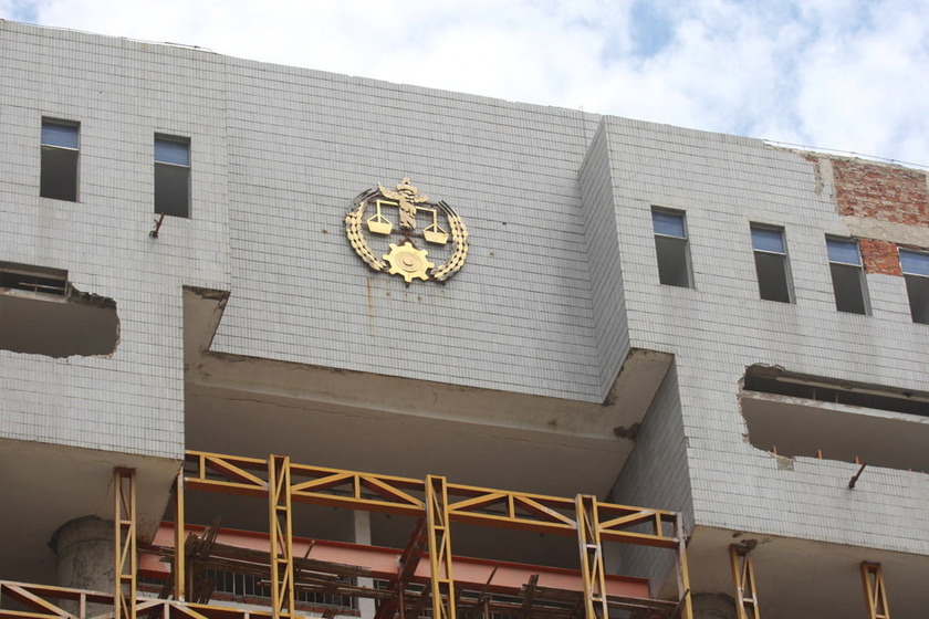 2012年6月26日，海南三亚中院装修未完工的办公楼。海南省三亚市中级人民法院的办公楼本打算花费4000余万元进行装修，让人意外的是，在装修过程中，大楼主体出现倾斜，楼体严重超负荷。  海棠/东方IC_各地豪华办公大楼