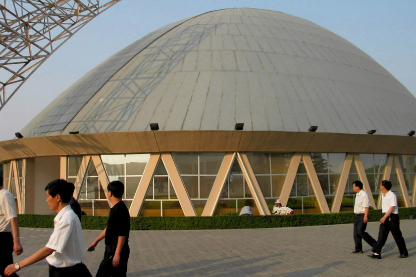 2006年6月6日，郑州市惠济区政府办公新址巨大的会议中心。  朱祥/新华社_各地豪华办公大楼