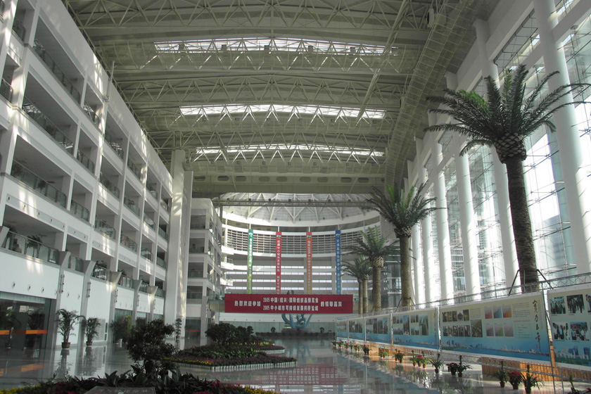 浙江省绍兴县政府办公楼内景。  李柯勇/新华社_各地豪华办公大楼