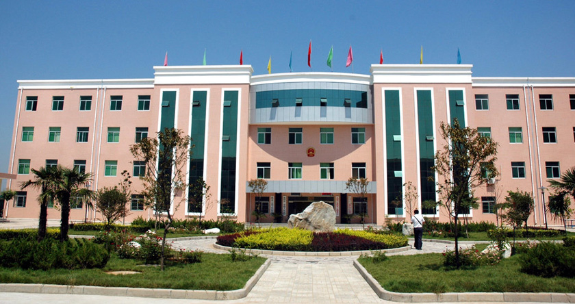 2007年8月13日，西安蓝田县三里镇人民政府耗资近千万元修建的豪华办公楼。  贾军/东方IC_各地豪华办公大楼