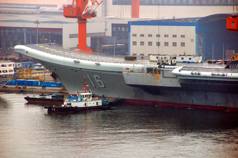9月3日,辽宁大连，第十次试航归来的中国航母舰体上被描出了“16”这个数字。  王锡增/东方IC