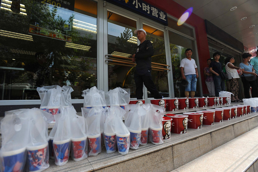 9月4日，武汉，全家桶一个个摆放在肯德基店门口。   东方IC _不满KFC卫生状况 男子买全家桶堵店门