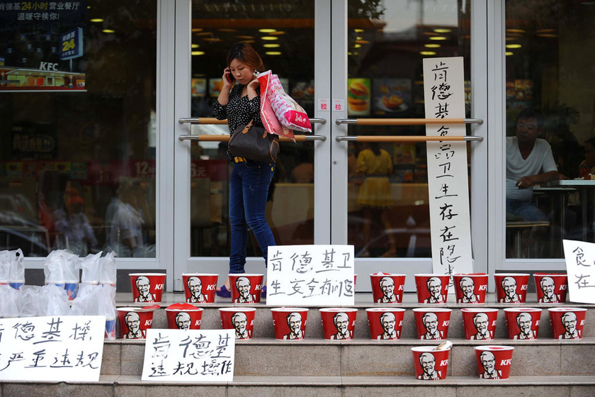 9月4日，武汉，全家桶一个个摆放在肯德基店门口。   东方IC _不满KFC卫生状况 男子买全家桶堵店门