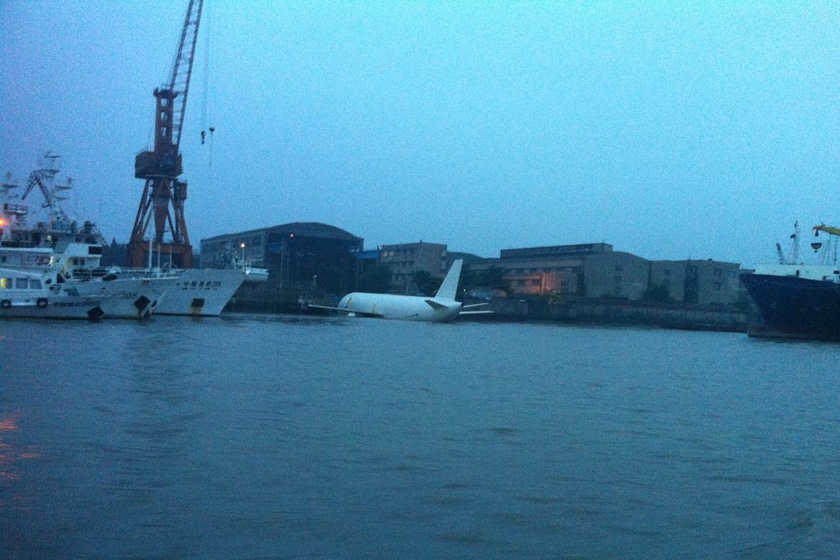 9月4日，网友发布的图片显示，一架水上飞机在黄浦江上试水。 新浪微博@徐每攵_黄浦江现“水上飞机” 回应系演习道具