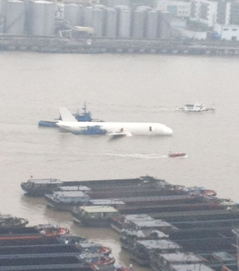 9月4日，网友发布的图片显示，一架水上飞机在黄浦江上试水。   新浪微博@咔咔现在是超级宅男_黄浦江现“水上飞机” 回应系演习道具
