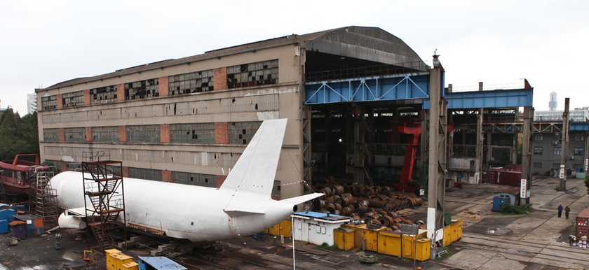 9月5日，上海某造船厂，一架按波音757型飞机1：1等比例制作而成的水上飞机模型。  钮一新/CFP_黄浦江现“水上飞机” 回应系演习道具