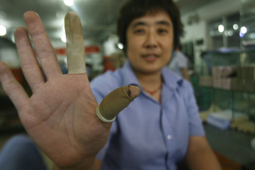 9月5日，青岛公交集团收款中心，点钞员的手。  CFP_直击公交公司清点零钱