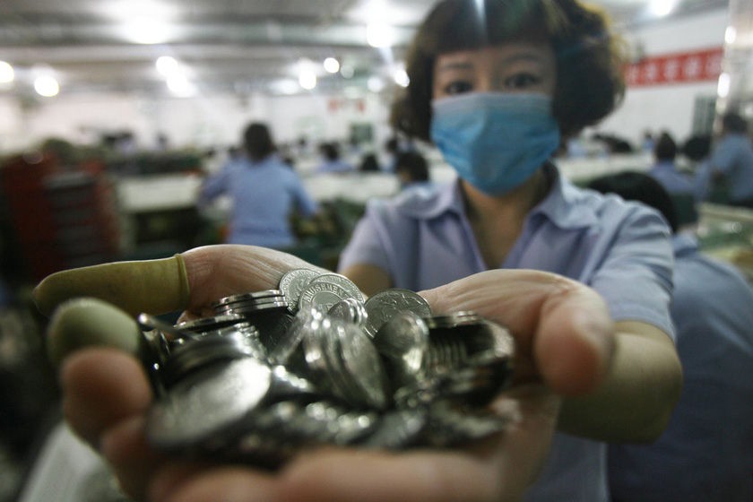 9月5日，青岛公交集团收款中心，点钞员展示硬币。  CFP_直击公交公司清点零钱