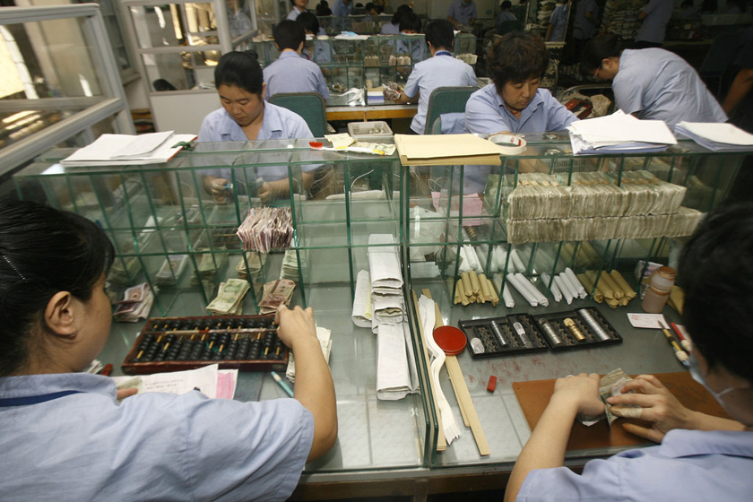 9月5日，青岛公交集团收款中心，点钞员清点散钞。  CFP_直击公交公司清点零钱