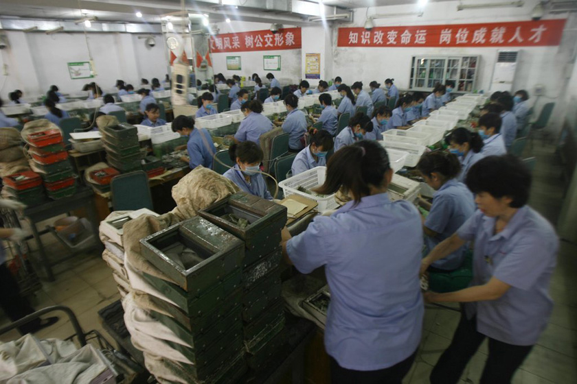 9月5日，青岛公交集团收款中心，点钞员清点散钞。  CFP_直击公交公司清点零钱