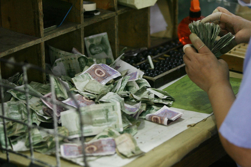 9月5日，青岛公交集团收款中心，点钞员清点散钞。  CFP_直击公交公司清点零钱