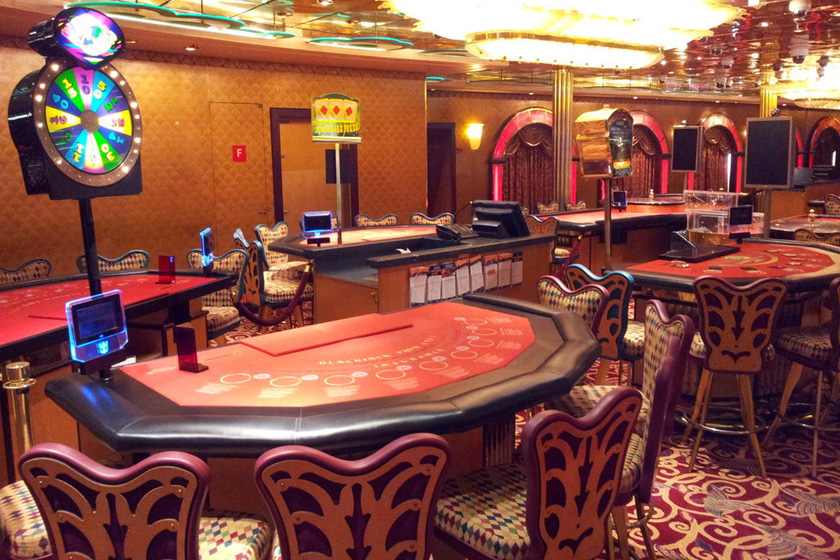 9月9日，天津，“海洋航行者号”的休闲赌场。   东方IC_亚洲最大邮轮天津首航