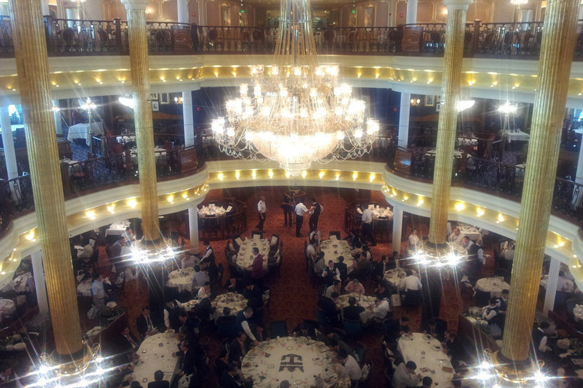 9月9日，天津，“海洋航行者号”的餐厅，共三层，可同时容纳近500人就餐。   东方IC_亚洲最大邮轮天津首航