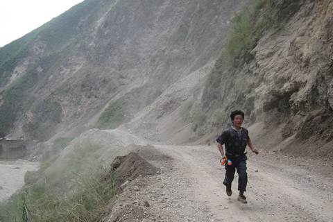 9月10日下午6点左右，云南彝良县通往震中洛泽河镇的道路，再次因山体滑坡而中断。据彝良县国土资源局工作人员估计，滑坡体积在1.5-2万立方米左右。在9月7日的地震中，彝良县通往震中洛泽河镇的道路，一度中断，直到9月8日打通。其后，该路段毛坪至洛泽河镇段，仅限于应急抢险、医疗等车辆通行。