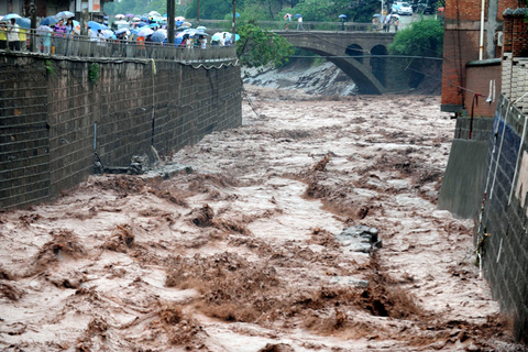 9月11日，彝良县城穿城而过的河道洪水猛涨。   秦晴/新华社