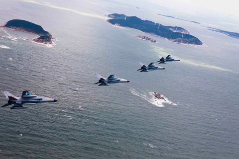 9月4日，四架战机超低空飞向战区。  崔文斌/CFP