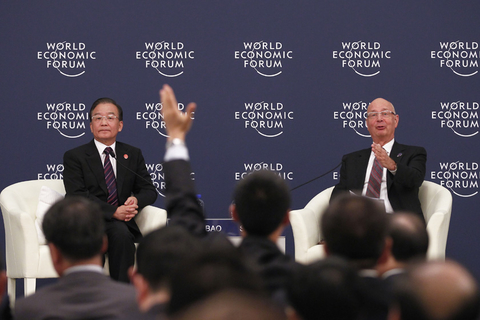 9月11日，中国国务院总理温家宝在天津与出席2012年夏季达沃斯论坛年会的企业家代表对话交流。  杜洋/中新社