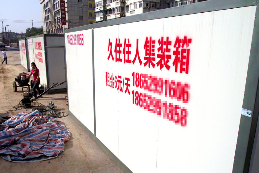 2012年5月16日，江苏南京，工地上的“住人集装箱”。这种“住人集装箱”，单个占地20平方米左右，高约2.5米，可住6人，日租金6元。  安东/东方IC_财新特辑：集装箱“廉租房”