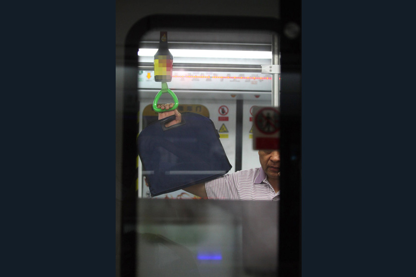 9月12日，深圳地铁一号线列车上的某品牌酱油广告。   查良千/东方IC _深圳地铁惊现“酱油瓶”广告