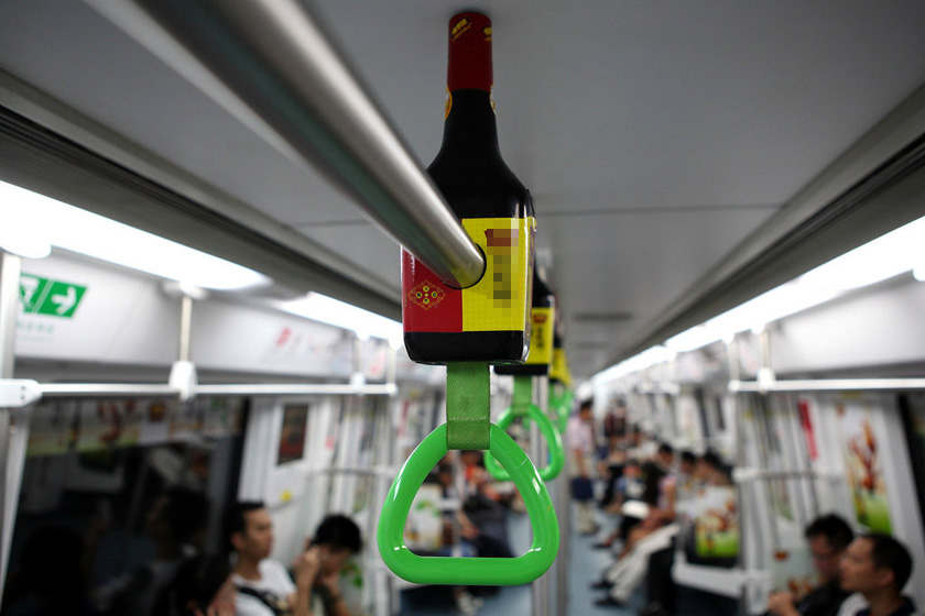 9月12日，深圳地铁一号线列车上的某品牌酱油广告。   查良千/东方IC _深圳地铁惊现“酱油瓶”广告
