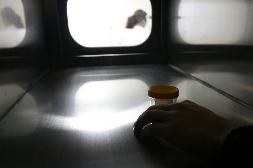 2011年12月30日，河北省人类精子库，取精后放入指定窗口，等待实验室检验。  陈建宇/东方IC _记者实地探访人类精子库