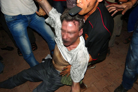 2012年9月11日，班加西，美国驻利比亚大使克里斯多佛·史蒂文森在袭击中身亡。   东方IC