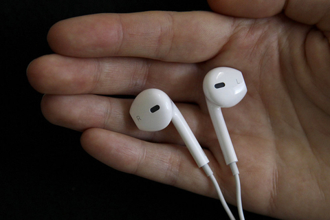 当地时间9月12日，美国苹果公司发布名为iPhone5的新一代智能手机。它与苹果历代手机的一个明显区别是显示屏尺寸变大，机身更加轻薄，而且首次支持传输速度更快的第四代移动通信技术。