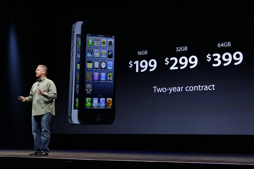 当地时间2012年9月12日，苹果在美国旧金山召开新品发布会，宣布推出新一代手机产品iPhone5，iPhone5外型与此前外界预期基本一致。   Eric Risberg/东方IC_苹果公司发布新一代手机iPhone5
