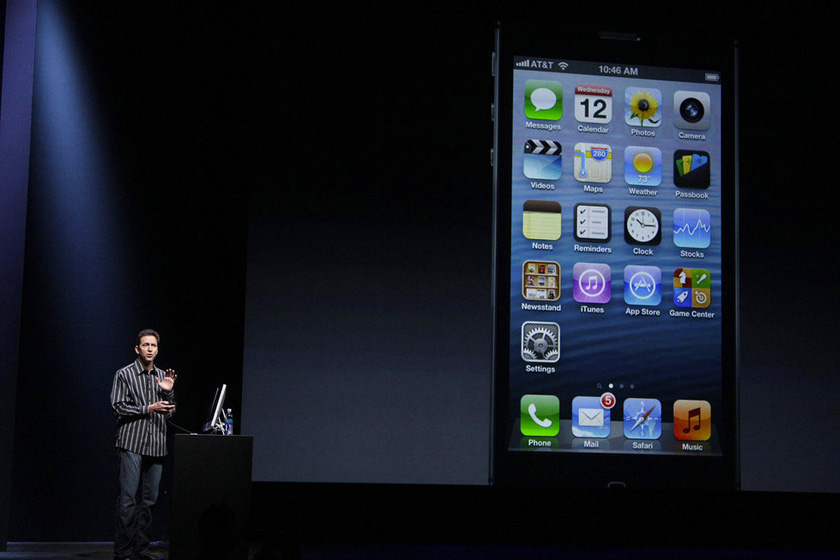 当地时间2012年9月12日，苹果在美国旧金山召开新品发布会，宣布推出新一代手机产品iPhone5，iPhone5外型与此前外界预期基本一致。  Eric Risberg/东方IC_苹果公司发布新一代手机iPhone5