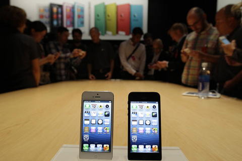 当地时间9月12日，美国苹果公司发布名为iPhone5的新一代智能手机。它与苹果历代手机的一个明显区别是显示屏尺寸变大，机身更加轻薄，而且首次支持传输速度更快的第四代移动通信技术。